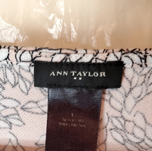 Ann Taylor Women's Large Pink, White and Black, Floral blouse. - Picture 7 of 7